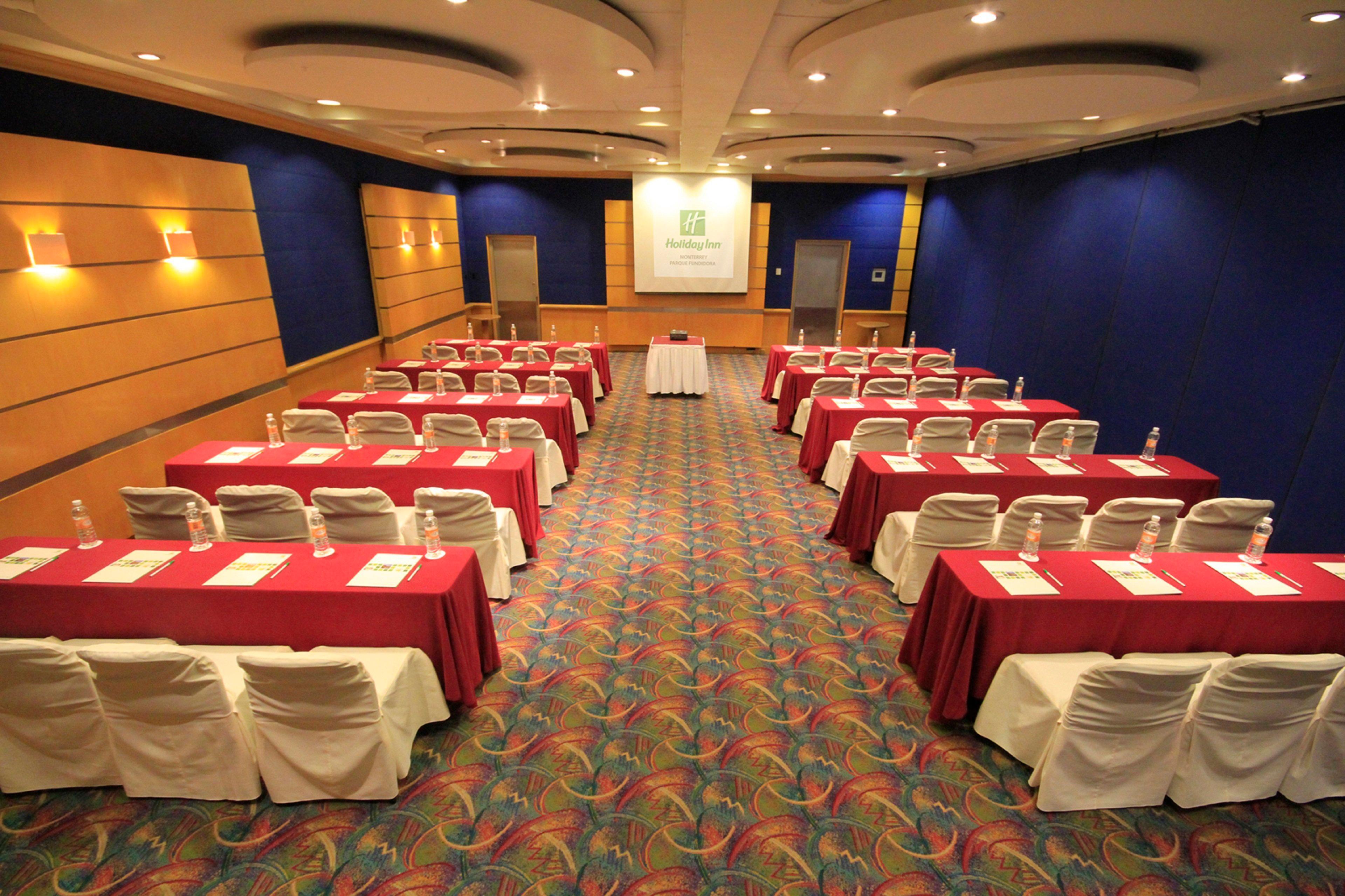 Holiday Inn Monterrey-Parque Fundidora By Ihg Buitenkant foto A typical classroom layout