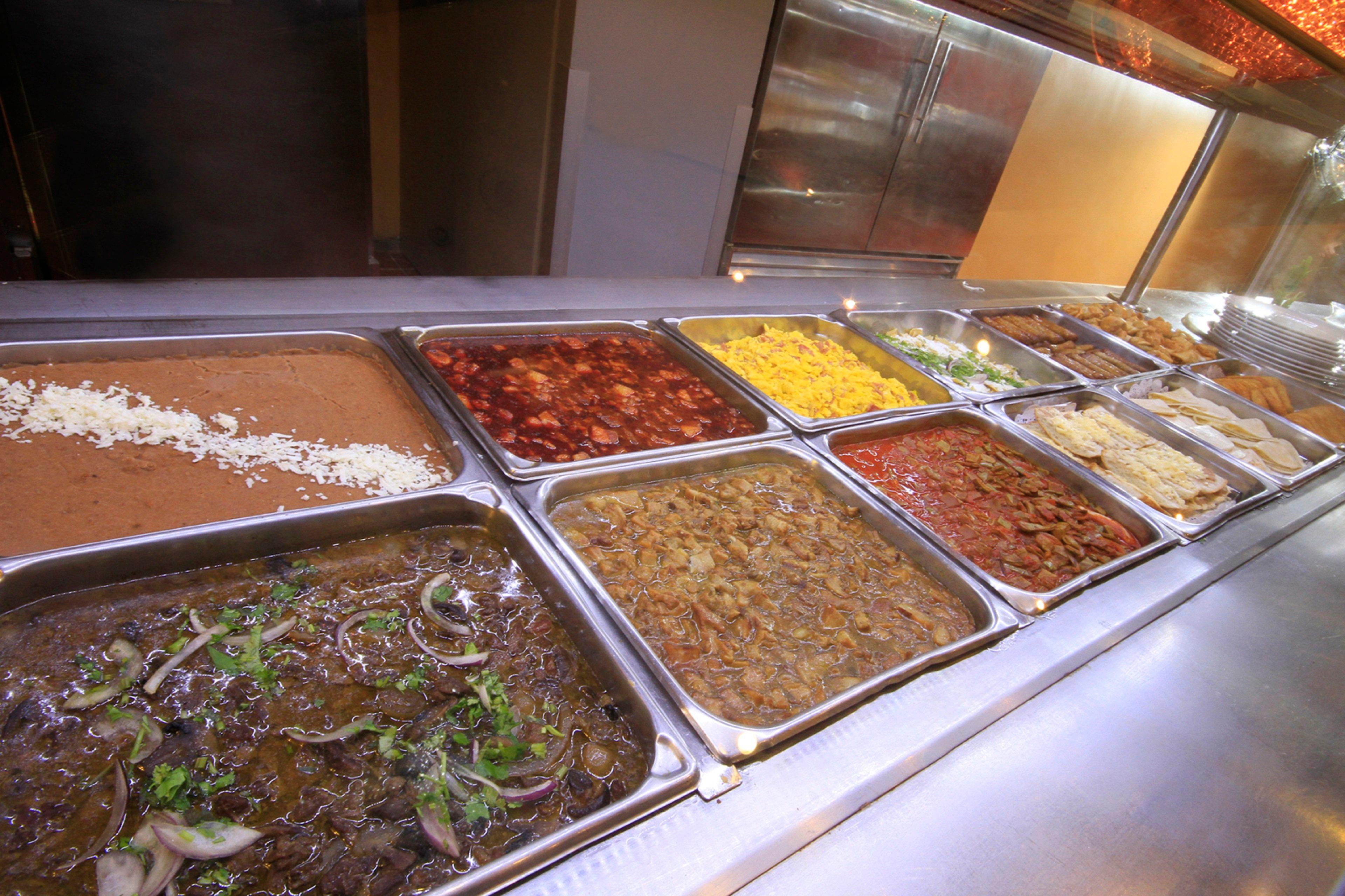 Holiday Inn Monterrey-Parque Fundidora By Ihg Buitenkant foto A selection of Mexican food at a buffet