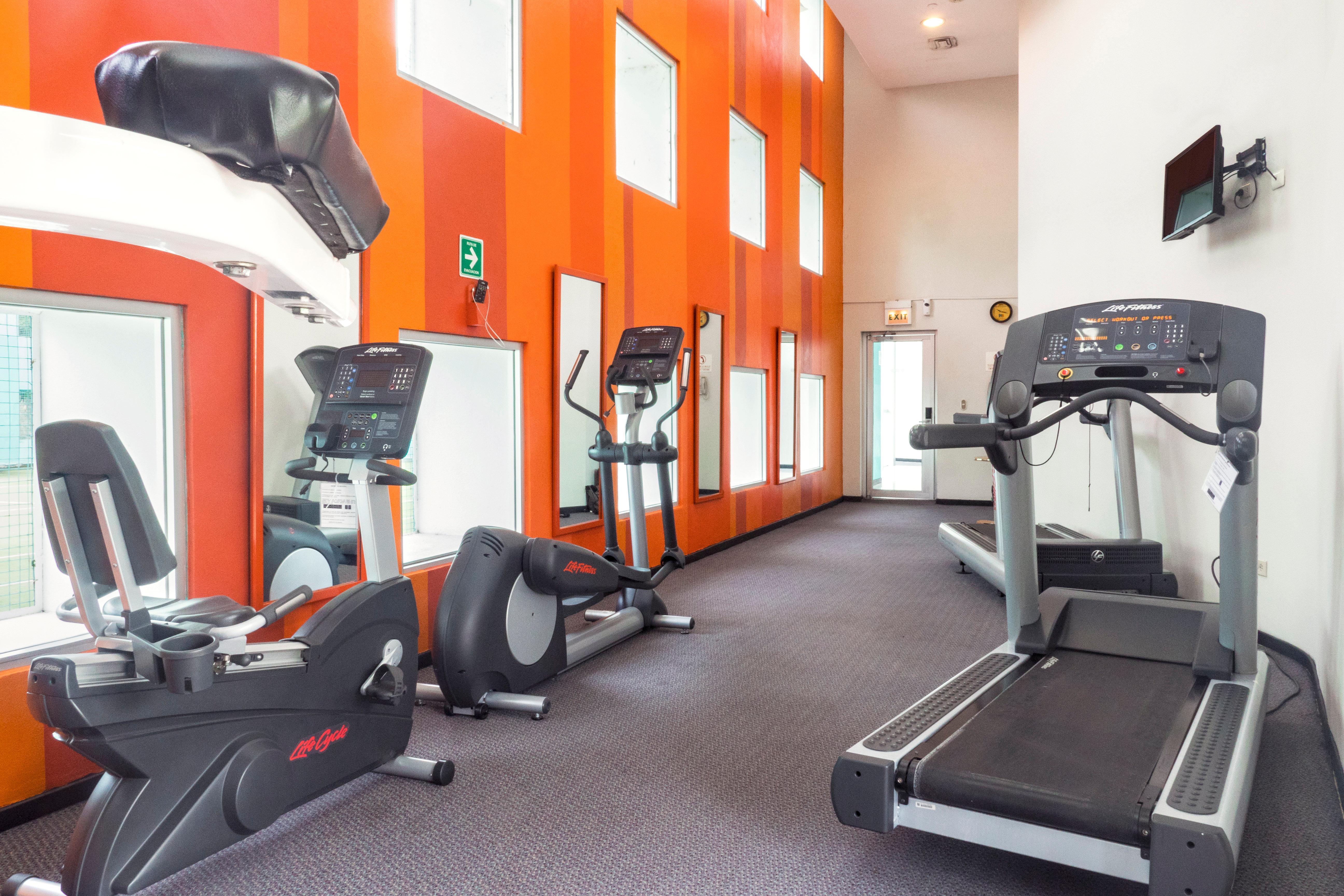 Holiday Inn Monterrey-Parque Fundidora By Ihg Buitenkant foto A gym at a hotel