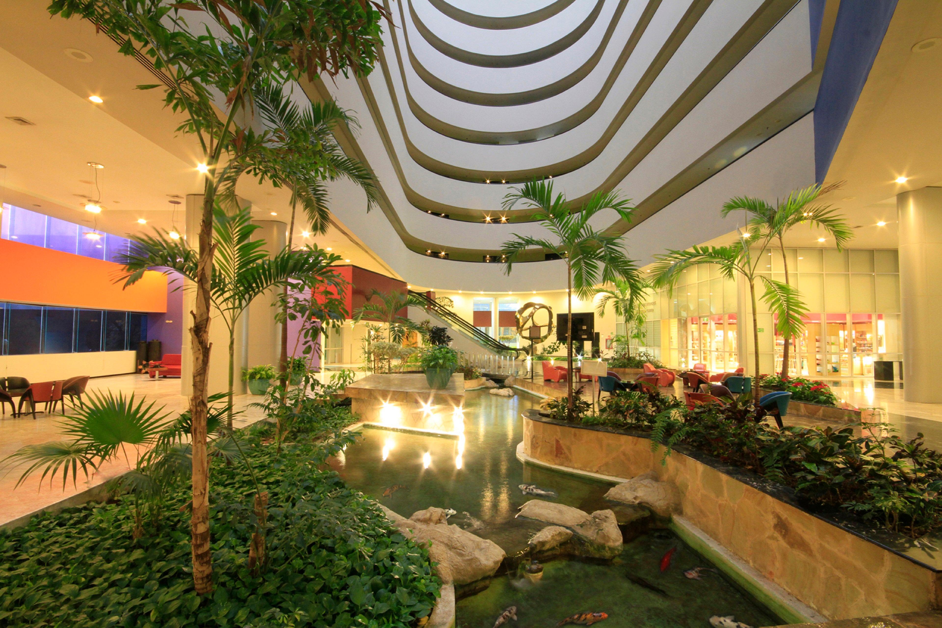 Holiday Inn Monterrey-Parque Fundidora By Ihg Buitenkant foto The interior of the hotel