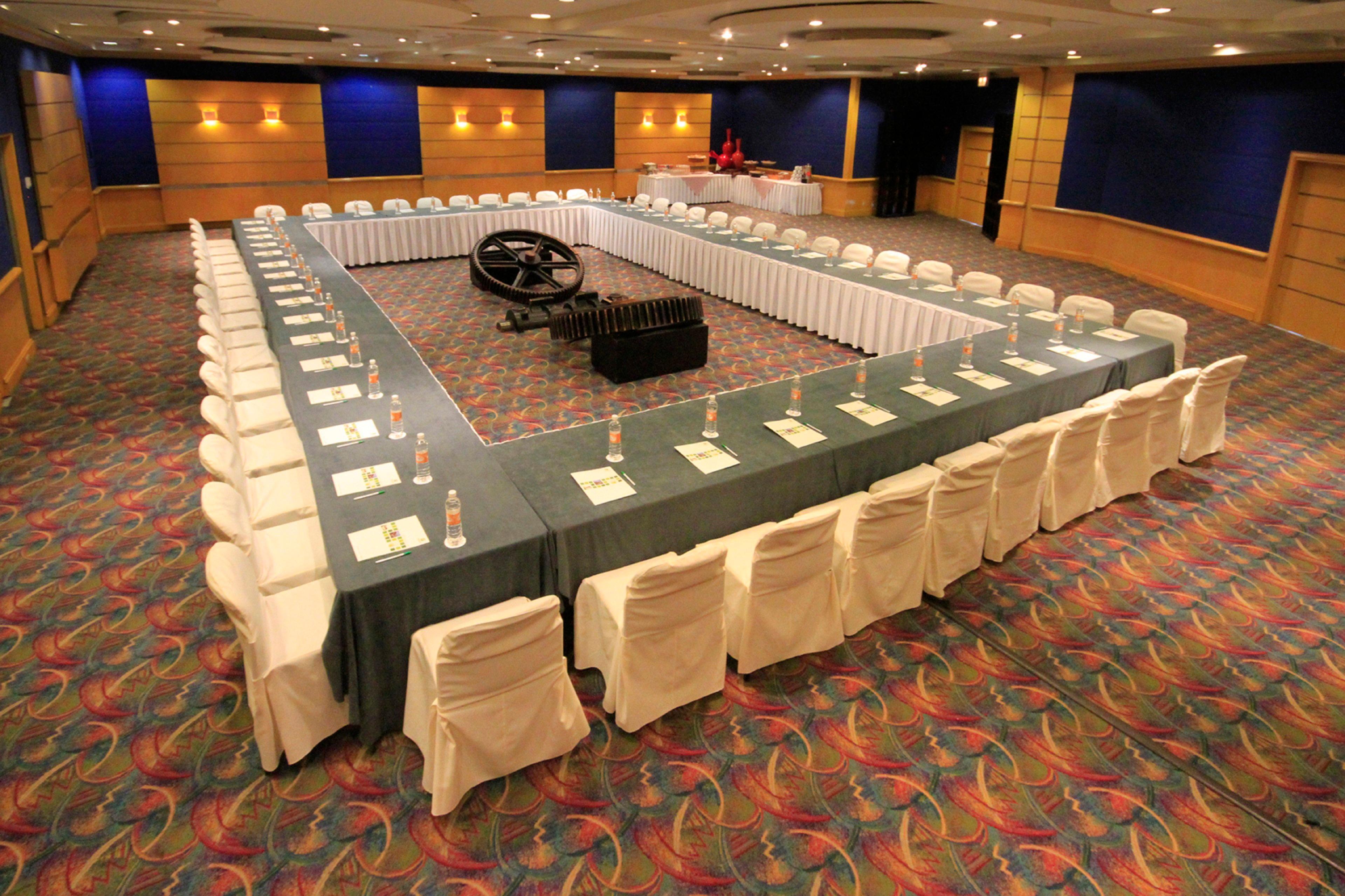 Holiday Inn Monterrey-Parque Fundidora By Ihg Buitenkant foto The U-shaped table at the 2008 World Economic Forum