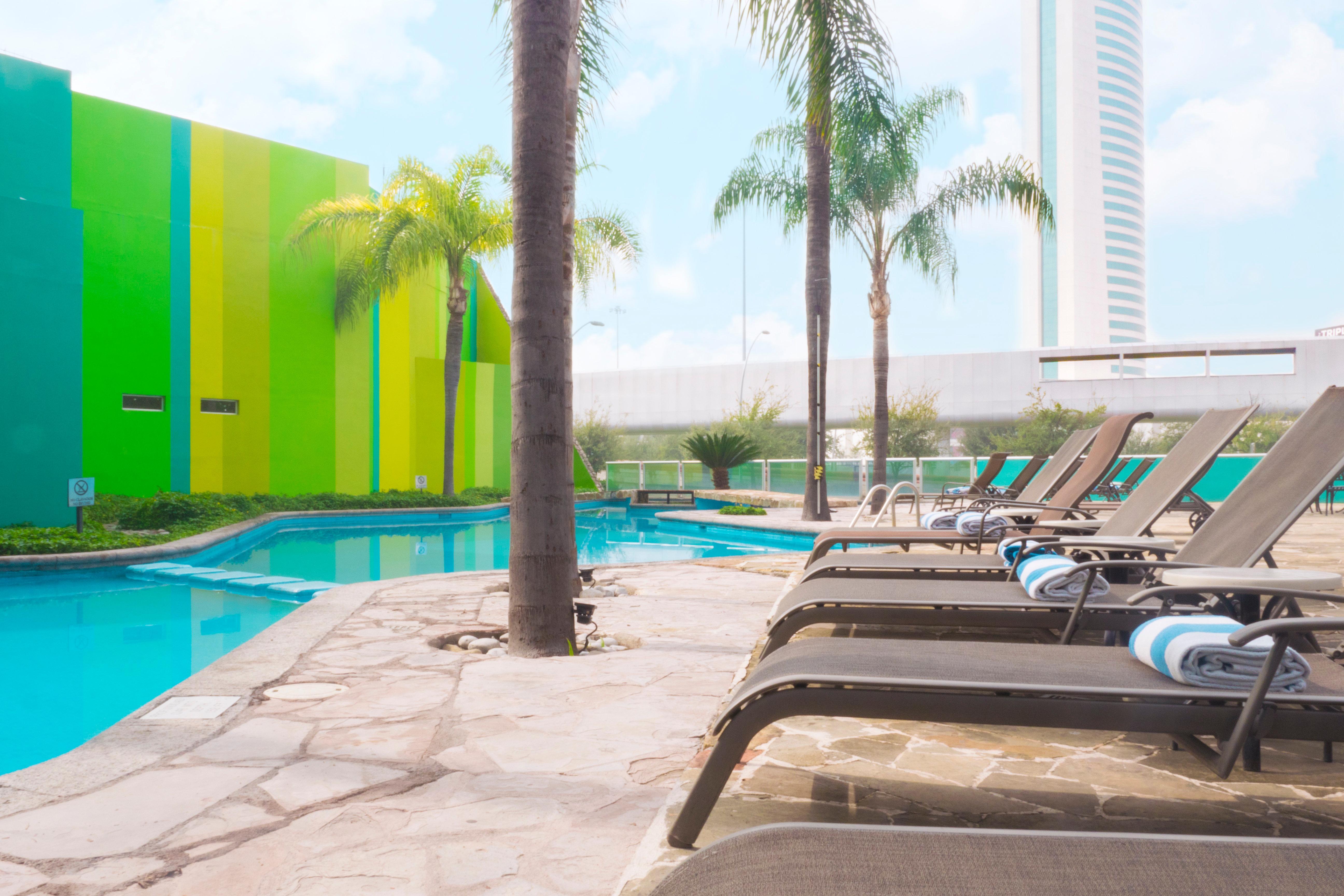 Holiday Inn Monterrey-Parque Fundidora By Ihg Buitenkant foto The pool at the hotel