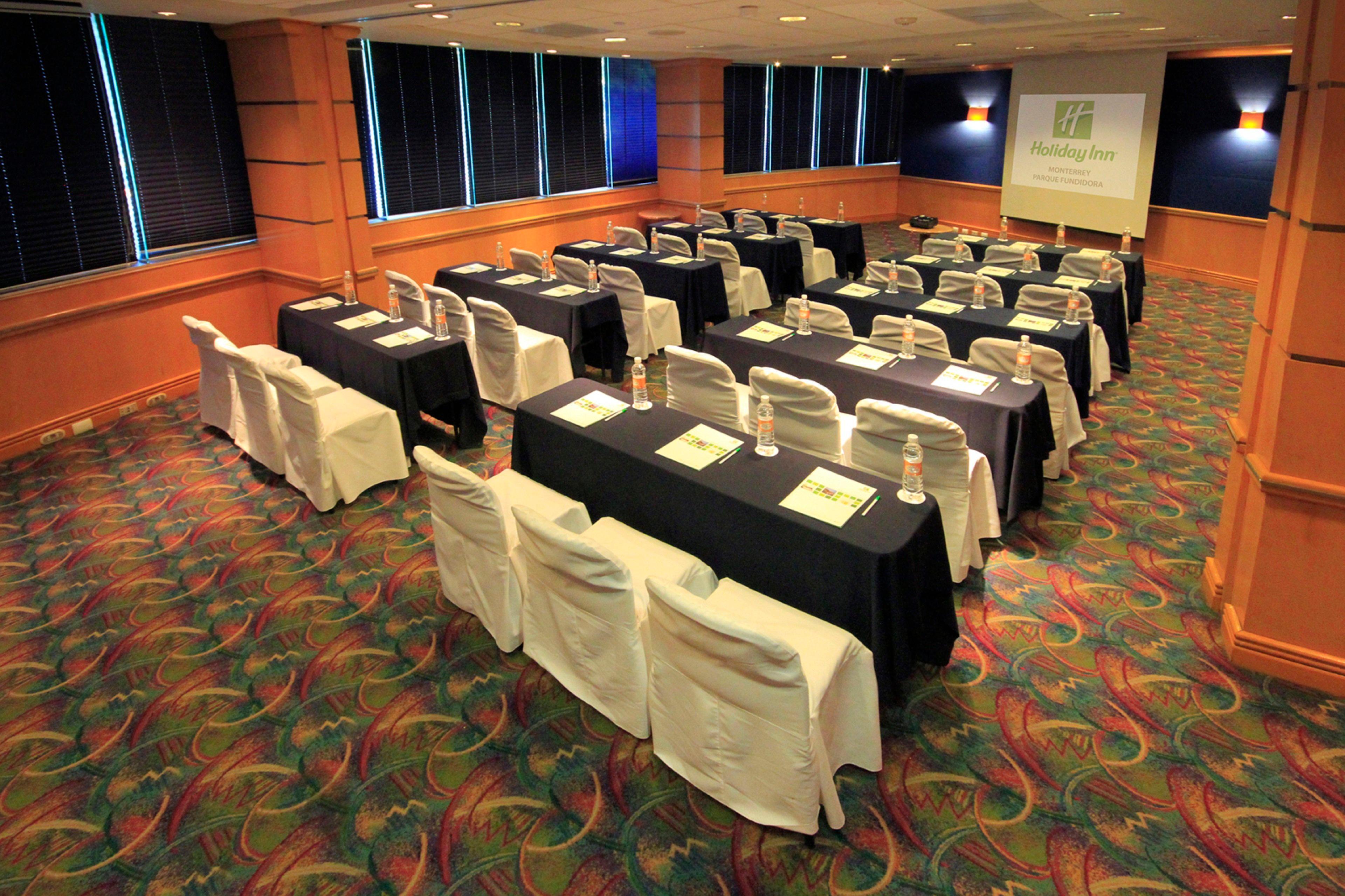 Holiday Inn Monterrey-Parque Fundidora By Ihg Buitenkant foto A typical classroom layout