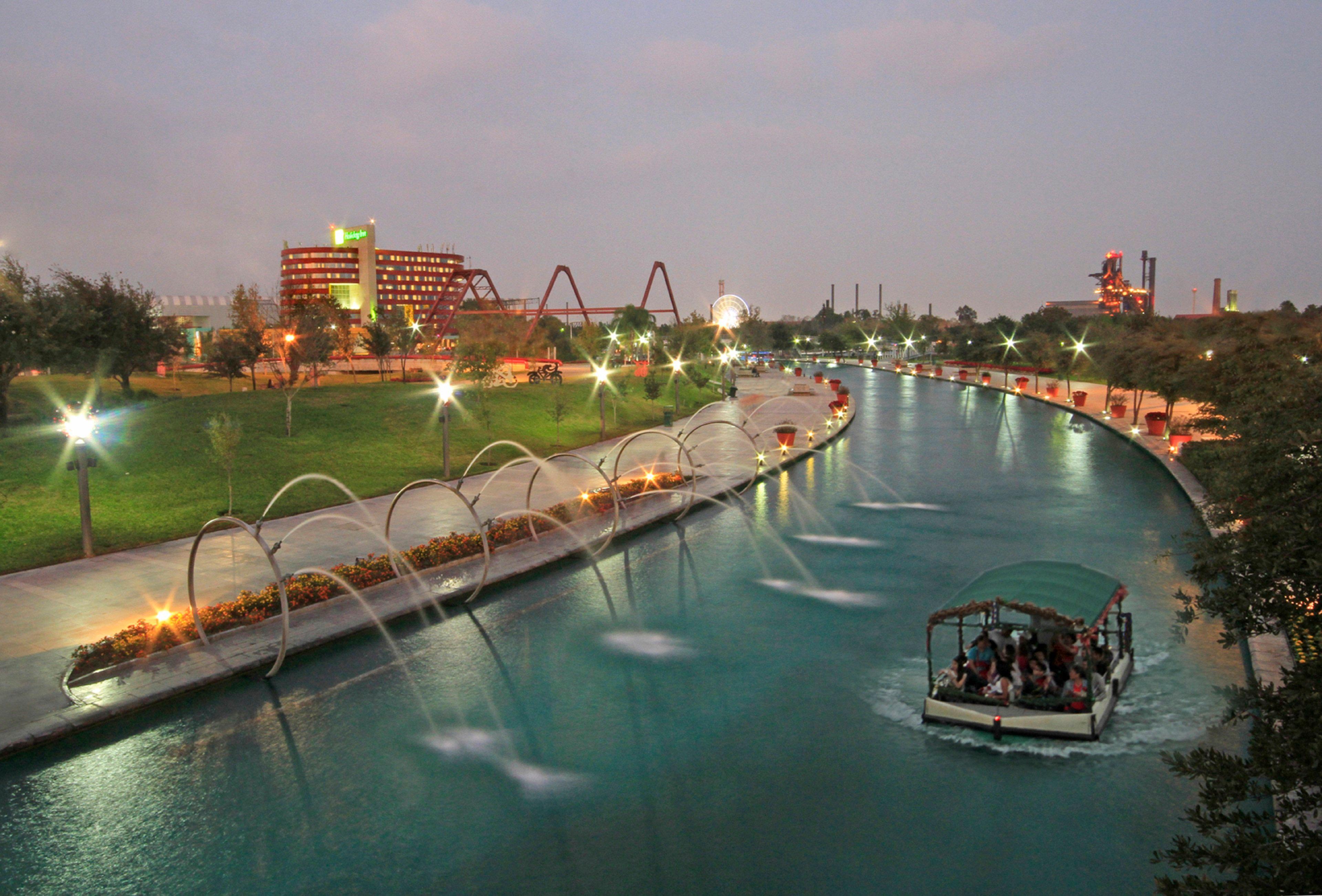 Holiday Inn Monterrey-Parque Fundidora By Ihg Buitenkant foto The San Antonio River Walk